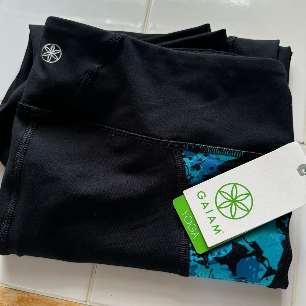 NWT Gaiam Crop Yoga Legging Pant Black with Turquoise Accent M